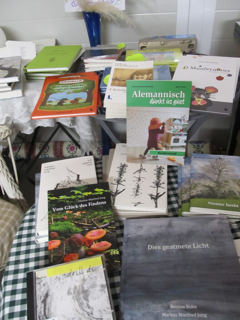 Mundart im Fessenbacher Buchlädele mit den Autoren Brigitte Neidig, Markus Manfred Jung aus dem Wiesental, dem Fessenbacher „Lohrer“ Ludwig Hillenbrand und Wendelinus Wurth am Donnerstag, 24. Oktober 2024, 17 bis 19 Uhr, Einlass ab 16.30 Uhr