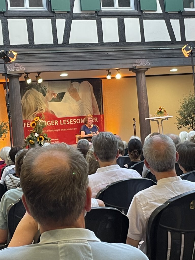 Außerhaus-Lesung beim Offenburger Lesesommer am 6. August 2024, 20 Uhr mit Ursula Hass und dem Buch von Elke Heidenreich „Altern“